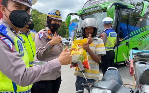 Oparasi Zebra Lancang Kuning 2022, Polres Siak Berbagi dengan Pengendara