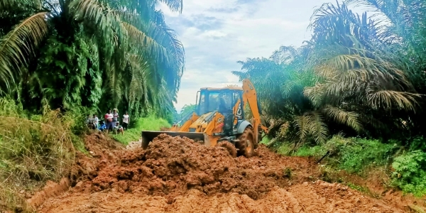 Rusak Parah Akibat Hujan, Dinas PUPR Rokan Hulu Perbaiki Jalan Penghubung Desa