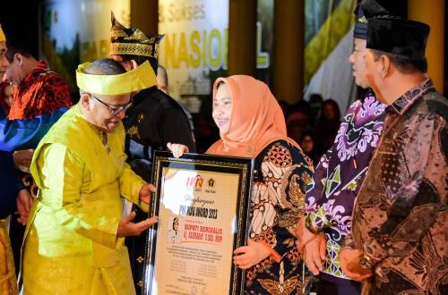 Bupati Bengkalis Kasmarni Terima Anugerah PWI Riau Award 2023
