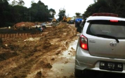 Longsor, Jalan Lintas Taluk Kuantan-Pekanbaru Macet