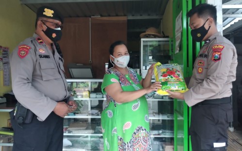 Satuan Samapta Polres Ponorogo Sebar Paket Beras