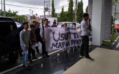 Massa Pertanyakan Dugaan Korupsi di Universitas Riau