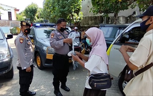 Samapta Polres Ponorogo Blusukan Bagikan Masker