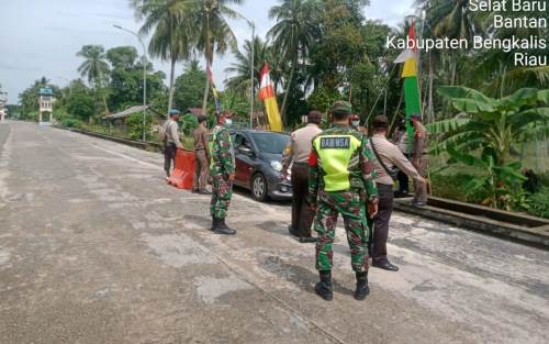 Gugus Tugas COVID-19 Bagikan Masker ke Pengunjung Pantai Selatbaru