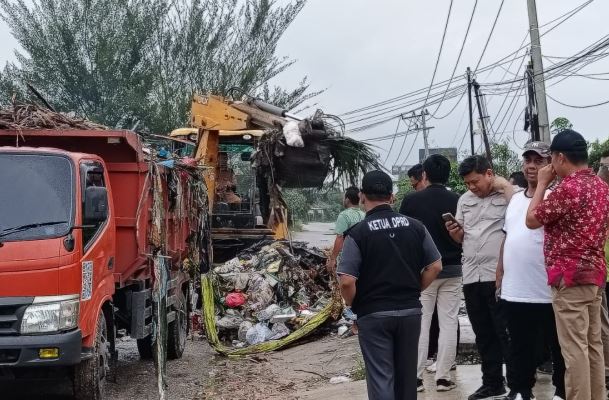 Ketua DPRD Pantau ke Lapangan Percepatan Pengangkutan Sampah di Pekanbaru