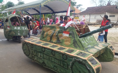 Tank Serta Kura-Kura Raksasa Kagetkan Warga Ponorogo