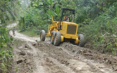 Warga Rehap Jalan dengan Uang Hasil Pertanian