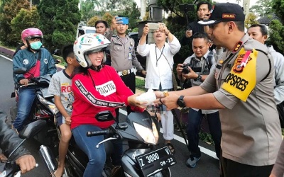 Sinergitas, Polres Ciamis-Kodim 0613 Bagi-bagi Takjil Gratis