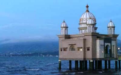 Lagi Masjid Terapung, Salah Satu Masjid Unik  di Pantai Talise