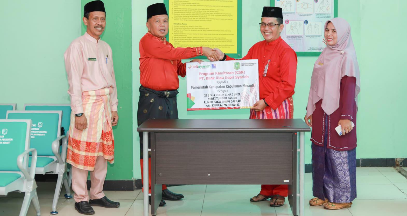 RSUD Meranti Terima 25 Paket Kursi Tunggu dari BRK Syariah