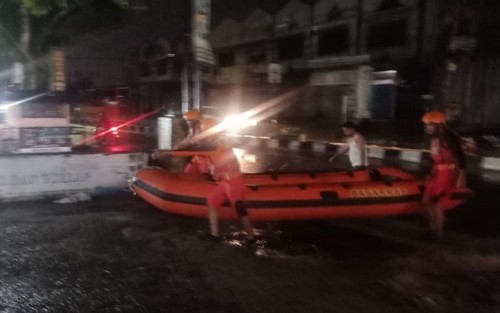 Banjir Pekanbaru Nyaris Makan Korban, 13 Orang Terjebak