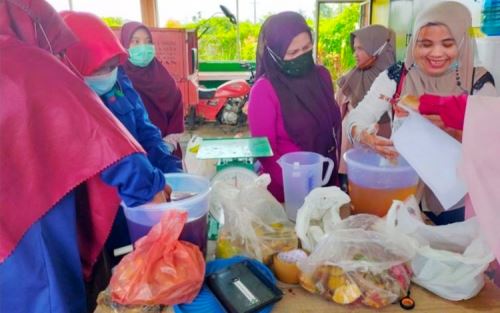 Dosen Unilak Buat Hand Sanitizer dari Sampah Kulit Buah