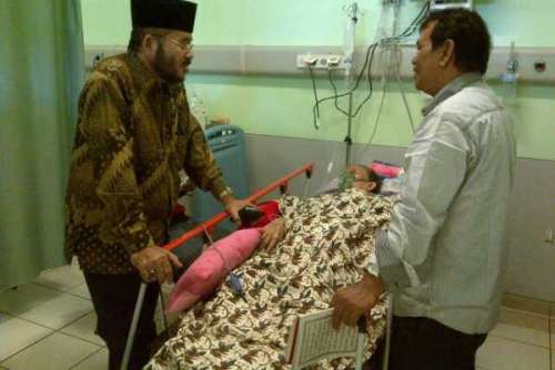 Abu Muchtar Jenguk Pasien Asal Aceh Utara di RSUZA Banda Aceh