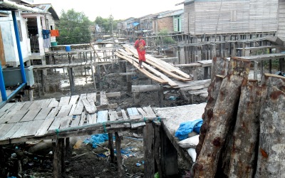 Warga Teluk Pulai Tiap Hari Meniti Jalan di Atas Papan