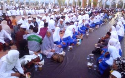 Bupati Rohul Buka Bersama Ribuan Warga di Masjid Agung Madani