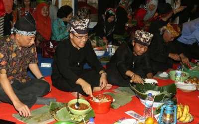 Tumpeng Sewu, Tradisi Bersih Desa dengan Tumpeng Pecel Pitik