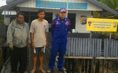 Pompong Angkut Tiang Listrik di Inhil Tenggelam