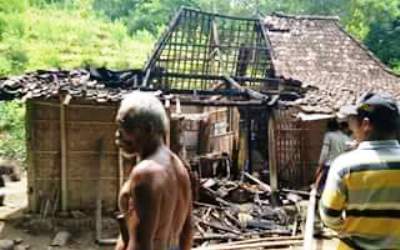 Rumah Janda di Ponorogo Dilalap Si Jago Merah