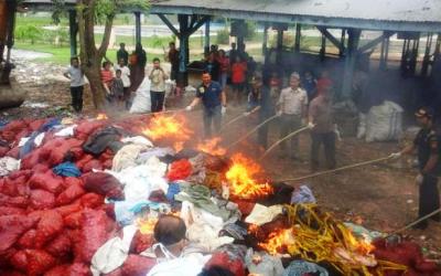 2100 Karung Bawang Merah Ilegal Dimusnahkan