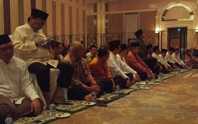 Jokowi dan SBY Duduk Lesehan di Acara Buka Puasa Bersama Ical