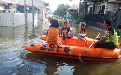 Polsek Pasar Kemis Patroli di Daerah Terdampak Banjir