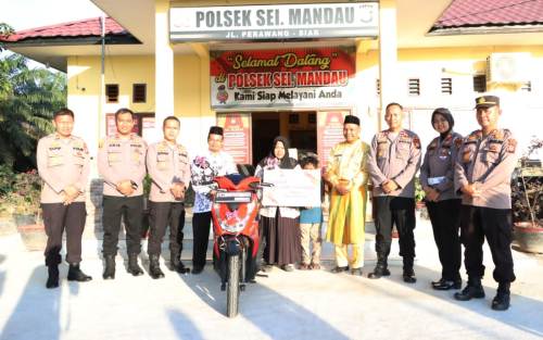 Hari Guru, Suryati Honorer di SIak Dapat Sepeda Motor Baru