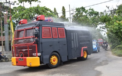 Polres dan Kodim Inhu Semprot Cairan Disinfektan ke Jalan