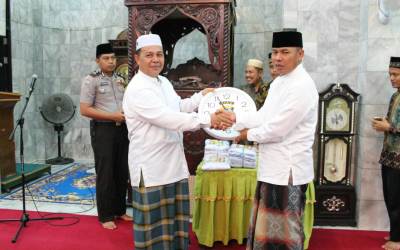 Kapolda Riau Sholat Jum'at Bersama Masyarakat Inhu