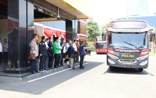 Polda Jatim Lepas 77 Mobil Vaksinasi dan Bagikan Sembako