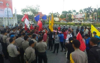 Mahasiswa Pekanbaru Tuntut Syamsuar Mundur