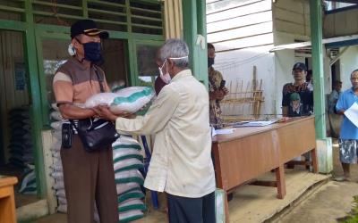 Pemdes Sumber Harapan Distribusikan Beras ke Warga