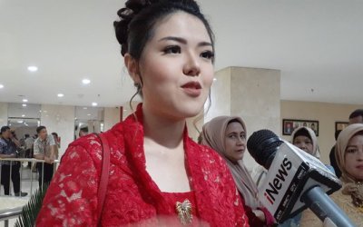 Dilantik jadi Anggota Dewan, Tina Toon Pakai Kebaya Merah