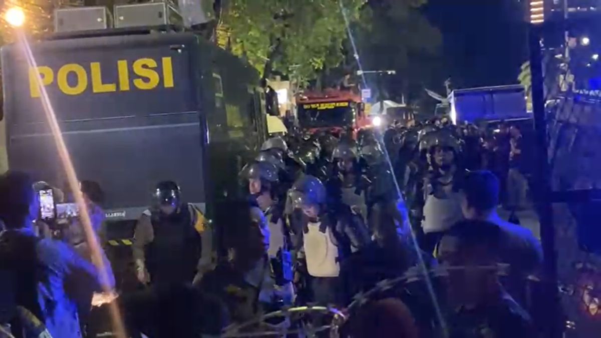 Polisi Bubarkan Massa Demo Malam Hari di Depan Gedung KPU