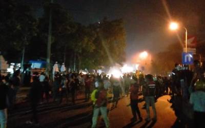 Demo Mahasiswa Tolak Omnibus Law Hingga Malam