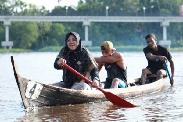 Tutup Lomba Dayung Tradisional, Bupati Afni Berhasil Seberangi Sungai Siak