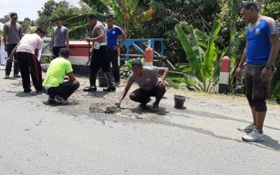 Sat Lantas Polres Halsel Tambal Jalan Berlubang