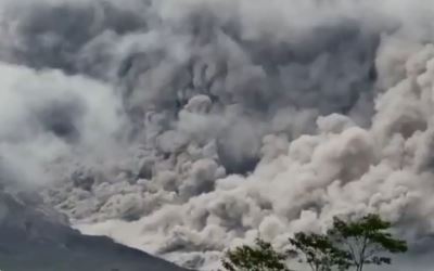 Semeru Meletus, Awan Panas Capai 4,5 Kilometer 