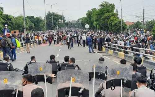 Massa Rizieq Brutal, Ceburkan Kendaraan Aparat ke Sungai