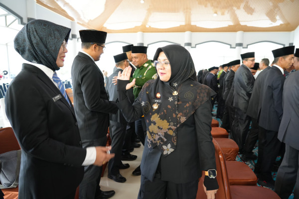 Bupati Afni Lantik 60 Pejabat Administrator dan Pengawas, Tekankan ASN Melayani Masyarakat.