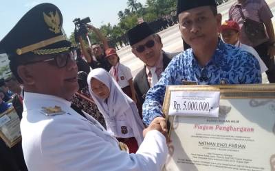 Bupati Suyatno Serahkan Penghargaan kepada Siswa Berprestasi