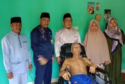 Dinsos Siak Salurkan Kursi Roda untuk Lansia dan Disabilitas