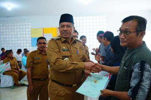 Bupati Siak Serahkan Sertifikat Program Tora pada Warga Koto Gasib Terima