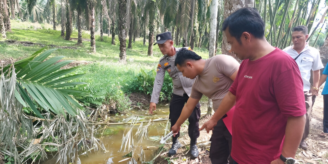 Main di Belakang Rumah, Balita di Rohul Ditemukan Tenggelam di Parit Pembatas Kebun