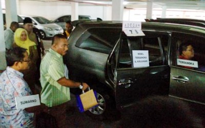 Kirjauhari Serahkan Uang Rp 250 Juta Kepada Riki Hariansyah