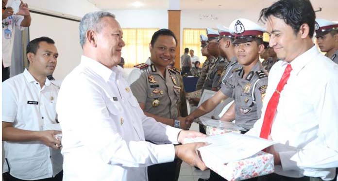 Anggota Polres Kuningan Dapat Penghargaan Bupati