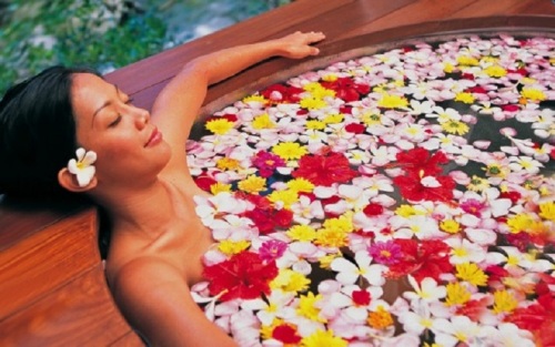 Mandi Kembang Ternyata Bermanfaat Buat Kesehatan Mental