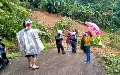 Curah Hujan Tingggi, Jalan Menuju Desa Tumori Longsor