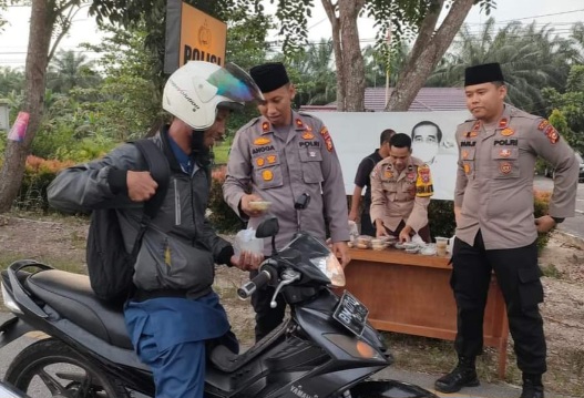 Polres Siak Bagikan Takjil di Bulan Ramadhan pada Pengguna Jalan