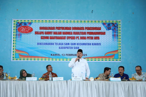 Alfedri Sosialisasikan Perkebunan Sawit dan Serahkan Sertifikat Tanah PT SL