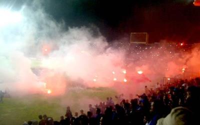 Persib Kalah, Suporter Nyalakan Flare dan Lempar Botol